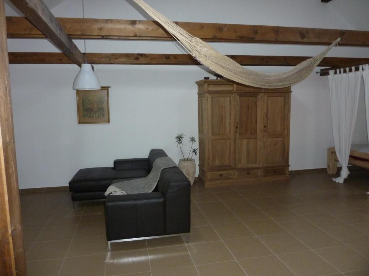 Holubnik Statecnych Zen Kralovych Otel Luže Oda fotoğraf